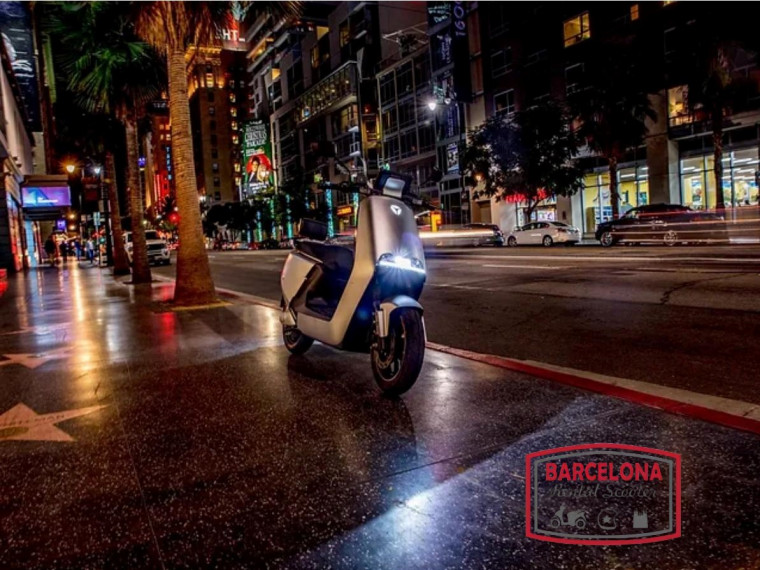 Rutas nocturnas en moto Barcelona-Rental Scooter